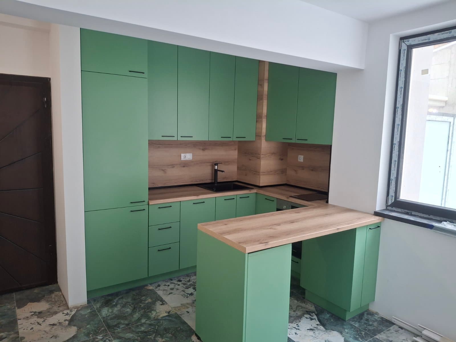 Кухня в маслено зелено